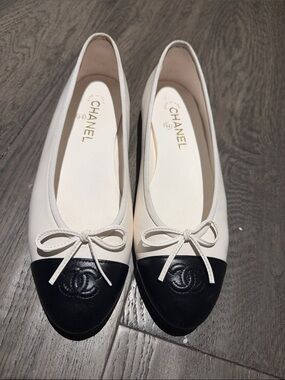 CHANEL White Leather Ballet Flats with Black Cap Toe and Bow